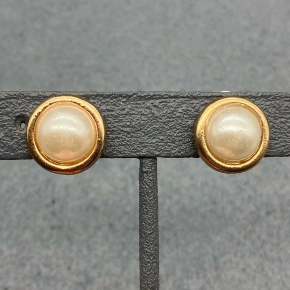 Jaclyn Smith Clip On Earrings As Is Pearl Gold Round Domed Classic Retro Vintage - Picture 1 of 7